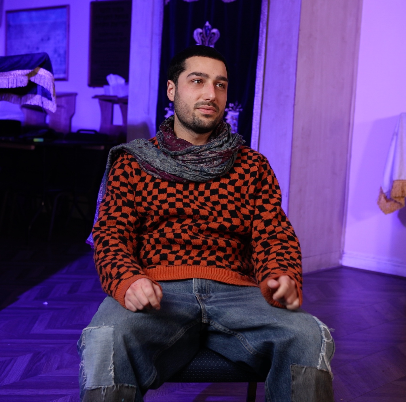 Portrait of artist Pini Shemesh in studio.